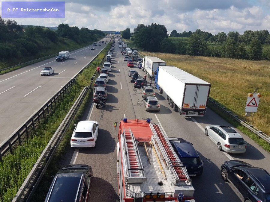 Unfall mit Straßenfahrzeugen, Verkehrshindernis Unfall mit Straßenfahrzeugen, Verkehrshindernis